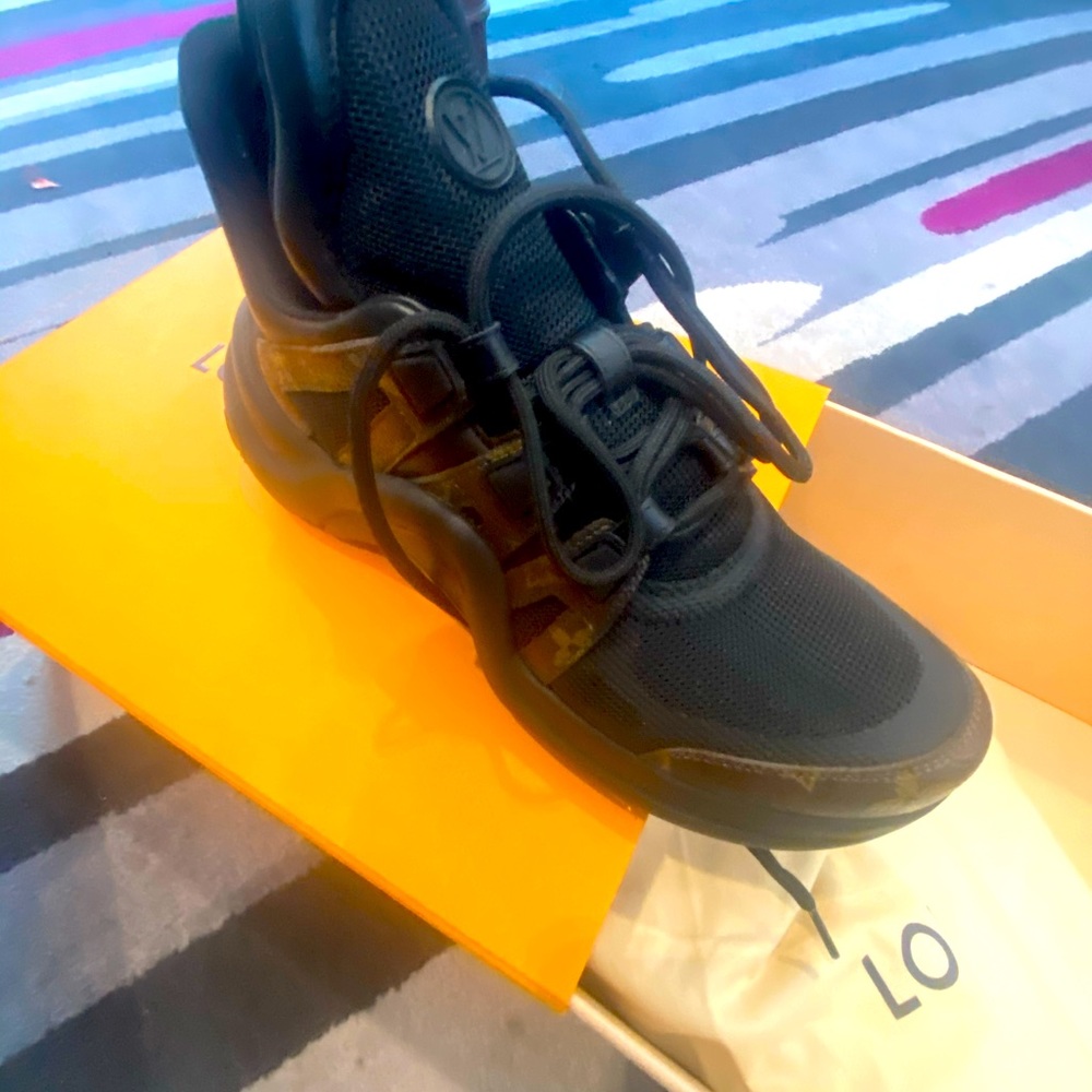 Woman’s Louis Vuitton sneakers size 38.5 brand new